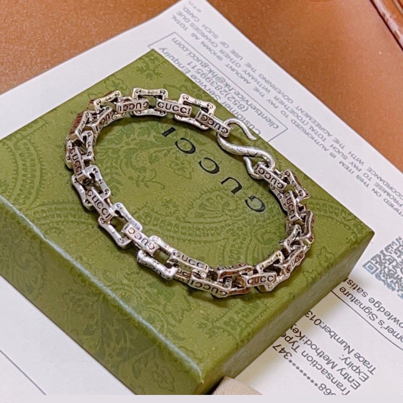 G*u*i bracelets